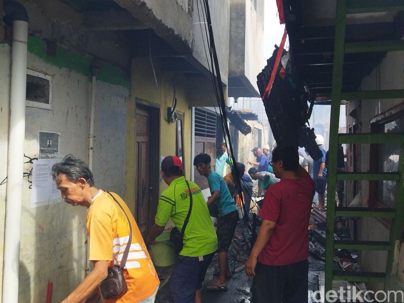 Kebakaran di permukiman padat kawasan kelurahan Kebon Kosong, Kemayoran, Jakarta Pusat, 10 Desember 2024. (Kurniawan Fadilah/detikcom)