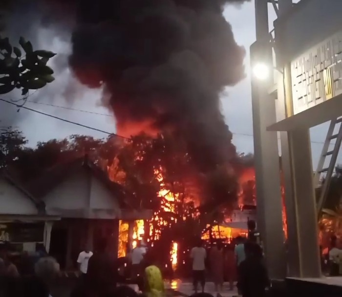 Kebakaran gudang ban di Jombang