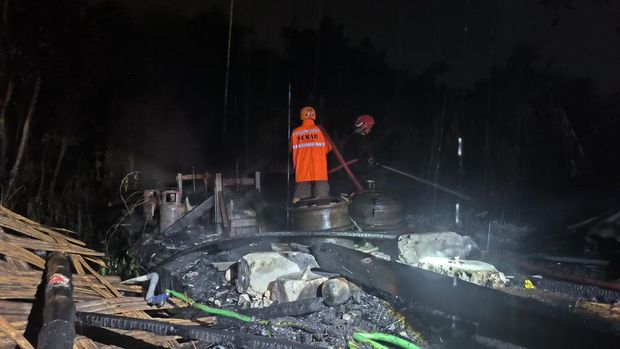 Kebakaran gudang ban di Jombang