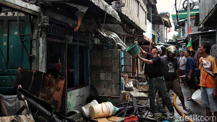 Kebakaran melanda permukiman padat di Kelurahan Kebon Kosong, Kemayoran, Jakarta Pusat, Selasa (10/12/2024). Sebanyak 16 unit mobil damkar dikerahkan untuk memadamkan api.