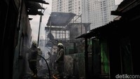 Sebanyak 128 personel damkar dikerahkan untuk menjinakkan api.  