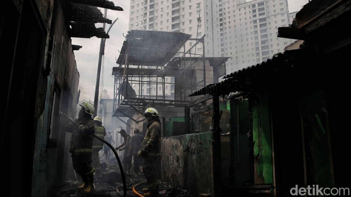 Kebakaran melanda permukiman padat di Kelurahan Kebon Kosong, Kemayoran, Jakarta Pusat, Selasa (10/12/2024). Sebanyak 16 unit mobil damkar dikerahkan untuk memadamkan api.