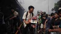 Warga yang panik sempat berlarian untuk mengevakuasi diri dan barang berharga.  