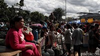 Warga mengevakuasi barang-barang ke jalanan yang lokasinya jauh dari permukiman yang terbakar.  
