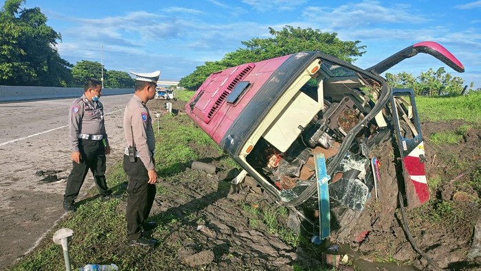 Kecelakaan bus Tiara Mas di Tol Ngawi