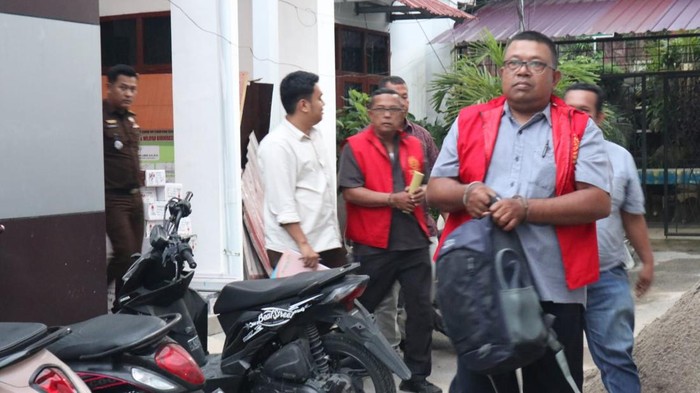 Kedua tersangka saat dibawa menuju tahanan. Foto: Dok. Kejari Labuhanbatu