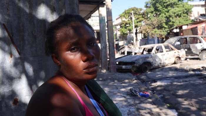 Kekerasan Geng Kriminal Makin Menjadi, Warga Haiti Melarikan Diri Ronalda Alcime, whose husband was killed during the armed gangs, many grouped behind an alliance known as Viv Ansanm, violence over the weekend, looks on at the Poste Marchand suburb, in Port-au-Prince, Haiti December 9, 2024. REUTERS/Ralph Tedy Erol