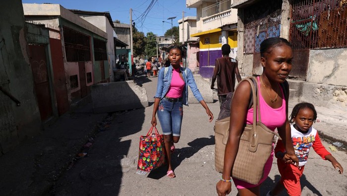 Ronalda Alcime, whose husband was killed during the armed gangs, many grouped behind an alliance known as Viv Ansanm, violence over the weekend, looks on at the Poste Marchand suburb, in Port-au-Prince, Haiti December 9, 2024. REUTERS/Ralph Tedy Erol