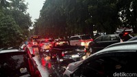 Kemacetan pun terjadi di Jalan Kertajaya saat hujan melanda Kota Surabaya.
