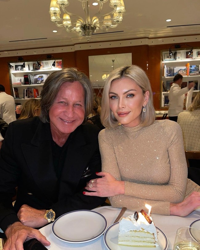 Dalam foto yang diambil paparazzi, Gigi dan Bradlye tampil kompak mengenakan baju bermotif garis. Sedangkan Keni tampil elegan dengan long dress turtle neck berwarna putih. Sebelumnya ke restoran, mereka tampak menghadiri acara pembukaan toko Guest In Residence, lini busana milik Gigi.Foto: Instagram @kenisilva_