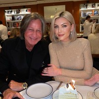 Dalam foto yang diambil paparazzi, Gigi dan Bradlye tampil kompak mengenakan baju bermotif garis. Sedangkan Keni tampil elegan dengan long dress turtle neck berwarna putih. Sebelumnya ke restoran, mereka tampak menghadiri acara pembukaan toko Guest In Residence, lini busana milik Gigi.Foto: Instagram @kenisilva_