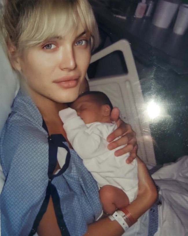 Seperti Mohamed Hadid, Keni Silva juga sudah dikaruniai anak dari pernikahan sebelumnya. Ia merupakan ibu dari sepasang putra dan putri yang tampak ingin mengikuti jejak ibunya di dunia modeling.Foto: Instagram @kenisilva_