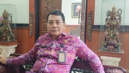 Kepala Dinas Kebudayaan Kota Denpasar Raka Purwantara saat dijumpai di kantor Dinas Kebudayaan Kota Denpasar pada Selasa (10/12/2024). (Ni Made Lastri Karsiani Putri-detikBali)