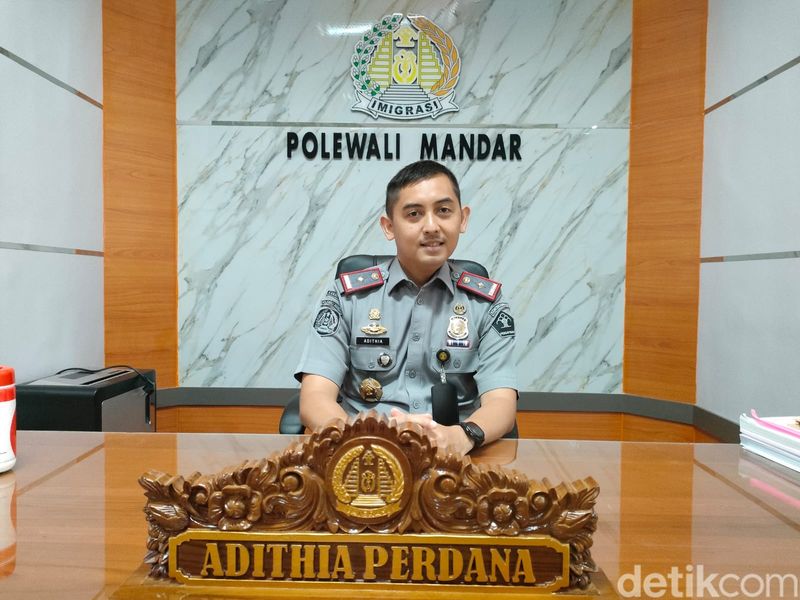 Kepala Kantor Imigrasi Polman, Adithia P. Barus.