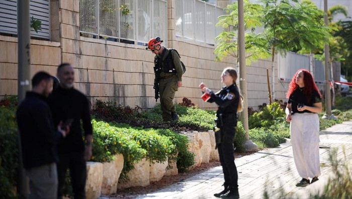 Kerusakan Akibat Drone Meledak di Gedung Israel A man stands next to broken glass at the scene of a residential building which Israel's military said had been hit by a UAV that was likely fired from Yemen, in Yavne, Israel, December 9, 2024. REUTERS/Stoyan Nenov