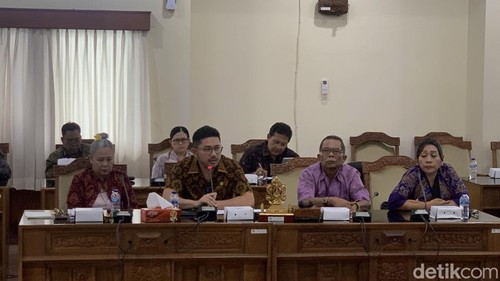 Ketua Komisi II DPRD Bali, Agung Bagus Pratiksa Linggih alias Ajus Linggih saat rapat Komisi II dengan Pemprov Bali dan asosiasi driver online di kantor DPRD Bali, Senin (10/12/2024).