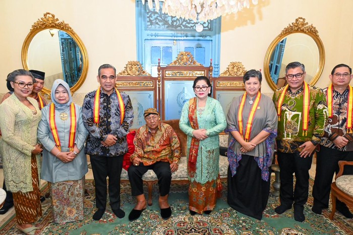 Ketua MPR RI Ahmad Muzani bersama Wakil Ketua MPR Lestari Moerdijat melakukan kunjungan ke Kasunanan Surakarta Hadiningrat, di Kompleks Keraton Surakarta, Kota Surakarta, Jawa Tengah, Selasa (10/12).