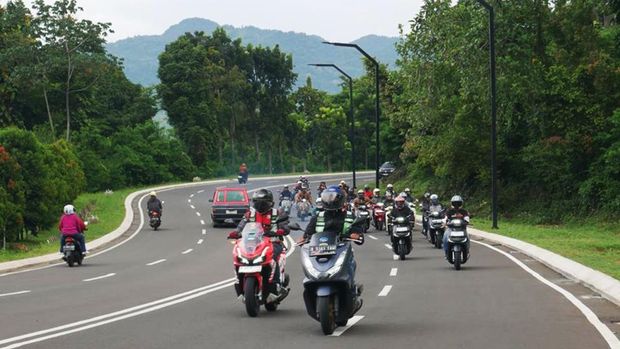 Kiat aman touring akhir tahun pakai motor