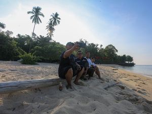 Coba Internetan di Pantai Kampa, Nonton Youtube-Video Call Lancar Jaya