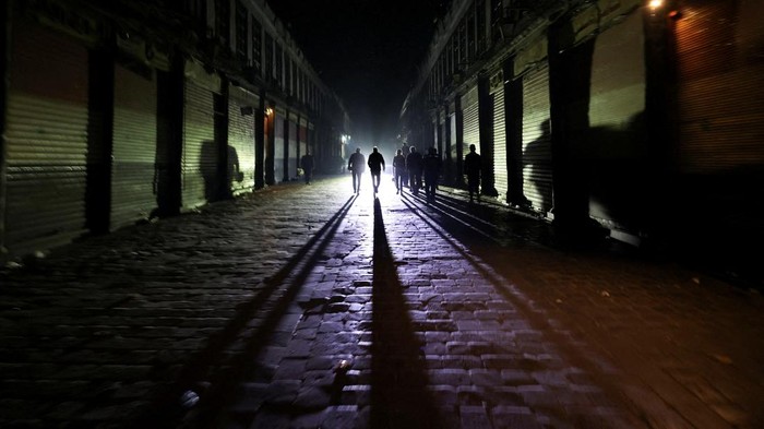 Kondisi Damaskus Saat Jam Malam Diberlakukan People walk at Al-Hamidiyah Souq, after rebels seized the capital and ousted Syria's Bashar al-Assad, in Damascus, Syria December 9, 2024. REUTERS/Mohamed Azakir
