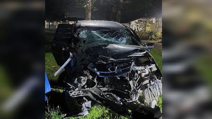 Kondisi mobil korban ringsek usai laka lantas menabrak truk di Jalinsum Asahan, Sumut. (dok. Istimewa)