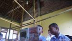 Rawan Ambruk, Ruang Kelas di SD Jombang Hanya Ditopang Bambu