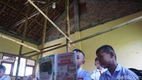 Meski begitu, 30 siswa kelas 1 dan 27 siswa kelas 2 SDN Karangpakis 2 belajar seperti biasa di dalam ruang kelas yang rusak tersebut. Mereka menyimak setiap materi yang disampaikan guru. Hanya sesekali dari mereka melongok ke atap ruang kelas yang sarat penyangga bambu.