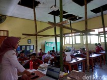 Rawan Ambruk, Ruang Kelas di SD Jombang Hanya Ditopang Bambu