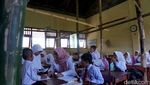 Rawan Ambruk, Ruang Kelas di SD Jombang Hanya Ditopang Bambu