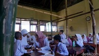 Kondisi ruang kelas 2 juga tak kalah memprihatinkan. Plafonnya banyak berlubang. Banyak bambu yang juga dipasang di dalam kelas untuk menyangga konstruksi atap yang sudah rapuh.