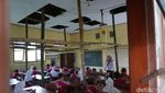 Rawan Ambruk, Ruang Kelas di SD Jombang Hanya Ditopang Bambu