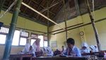 Rawan Ambruk, Ruang Kelas di SD Jombang Hanya Ditopang Bambu