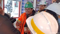 Menurut Grasberg Surface Mine Engineering Manager PT Freeport Indonesia Sena Indra Wiraguna (helm hijau), selama beroperasi 30 tahun, Grasberg telah menghasilkan 1,4 miliar ton batuan bijih (ore) dan 3,4 miliar ton obverburden (lapisan tanah, batu, atau material lainnya).  Foto: Hans Henricus BS Aron/detikcom