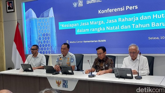 Konferensi pers di Kementerian BUMN