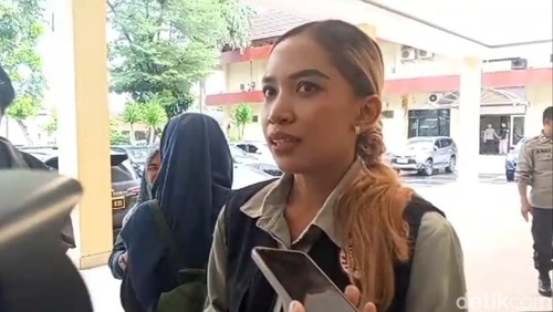 Pendamping korban pelecehan seksual pria difabel di kota Mataram, Ade Latifa saat ditemui awak media di Mataram. (Edi Suryansyah/detikBali)