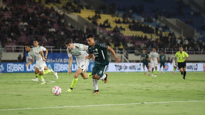 Laga PSS Sleman vs Persib Bandung di Stadion Manahan, Solo, Senin (9/12/2024).