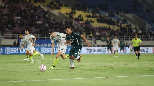Laga PSS Sleman vs Persib Bandung di Stadion Manahan, Solo, Senin (9/12/2024).
