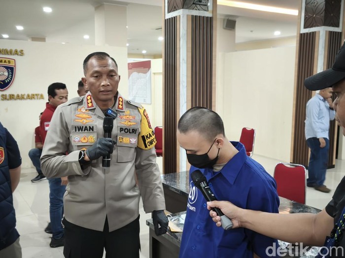 Mahasiswa pelaku penusukan terhadap teman kosnya, AR (18) dihadirkan di konferensi pers Mapolresta Solo, Selasa (12/10/2024).