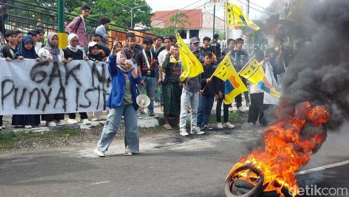 Mahasiswa saat menggelar unjuk rasa di depan gedung DPRD Kabupaten Cirebon