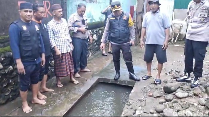 Seorang bocah berinisial MA (8) di Kota Makassar, Sulawesi Selatan (Sulsel), tewas usai terseret arus di drainase sejauh 50 meter.