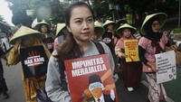 Mereka berjalan kaki dari Kantor YLBHI menuju gedung Komisi Nasional (Komnas) HAM, Jakarta, Selasa (10/12), sambil berorasi dan membawa sejumlah pamflet yang berisi kritik terhadap isu pelanggaran HAM di Indonesia.
