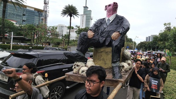 Massa dari Berbagai Elemen Gelar Aksi Jalan Kaki Peringati Hari HAM Sedunia