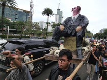 Massa dari Berbagai Elemen Gelar Aksi Jalan Kaki Peringati Hari HAM Sedunia