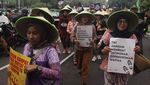 Massa dari Berbagai Elemen Gelar Aksi Jalan Kaki Peringati Hari HAM Sedunia