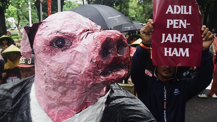 Massa dari berbagai elemen dan korban kekerasan HAM, menggelar aksi berjalan kaki untuk melakukan peringatan Hari Hak Asasi Manusia (HAM) Sedunia yang ke-76.
