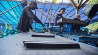 “Saya merasa gundah saat melihat limbah kelapa menumpuk di desa. Padahal kalau diolah, bisa jadi komoditi ekspor yang menghasilkan pundi-pundi uang ”, ujar Nur Hasan (41) warga Desa Gucialit, Lumajang, Jawa Timur, disela istirahat membuat arang briket.