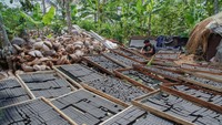 Selain sumber bahan baku yang relatif murah, mengolah arang briket juga relatif mudah. Para pekerja cukup menjemur arang yang telah dibakar, empat hingga lima hari.