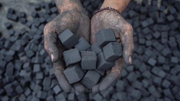Mengubah limbah kelapa jadi dolar Pekerja memperlihatkan arang briket berbahan dasar limbah batok kelapa yang diproduksi di Desa Gucialit, Lumajang, Jawa Timur.