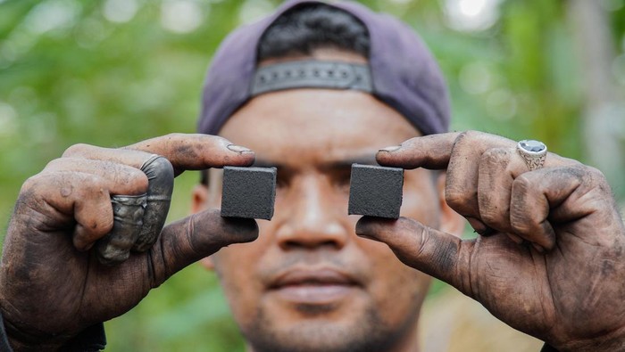 Mengubah limbah kelapa jadi dolar Pekerja memperlihatkan arang briket berbahan dasar limbah batok kelapa yang diproduksi di Desa Gucialit, Lumajang, Jawa Timur.