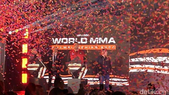Menpora Dito Ariotedjo secara resmi membuka penyelenggaraan GAMMA MMA World Championship 2024 level senior. Ajang ini jadi penanda partisipasi Indonesia dalam memajukan olahraga beladiri campuran. Seremoni pembukaan berlangsung di Dewa United Arena, Pagedangan, Banten, Selasa (10/12/2024).